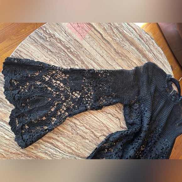 NWT Lace See Through Top.Gold Zipper In Back .. Bell Sleeves…Size XXL - Picture 4 of 5